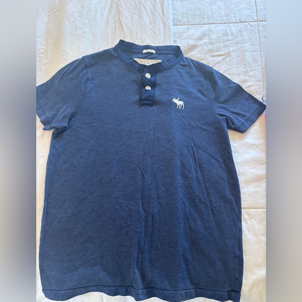 Boys Abercrombie tshirt. Size large. Blue